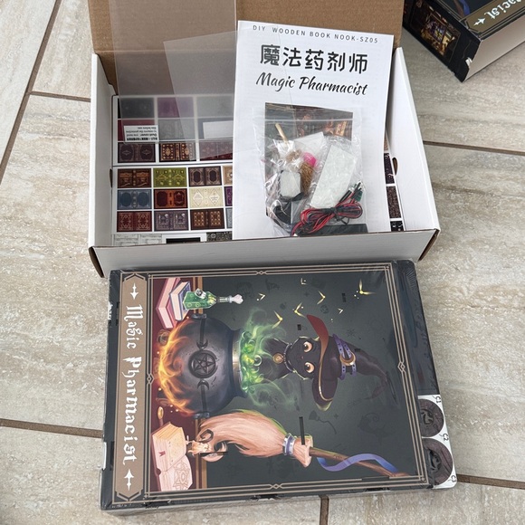 New Magic Pharmacist‎ DIY Book Nook Kit - Picture 8 of 12